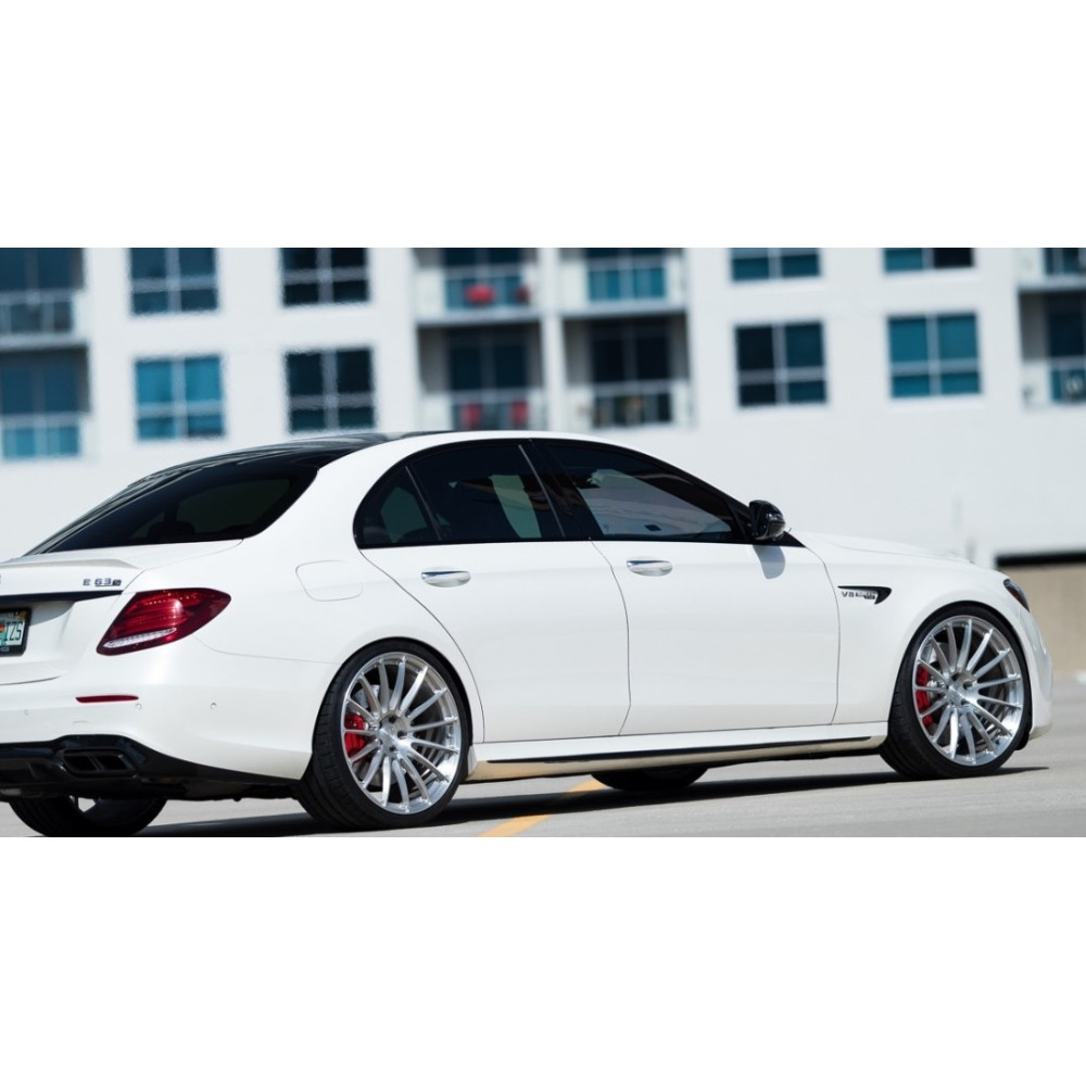 Накладки на пороги (наружные) Mercedes E-Class W213 стиль E63 AMG